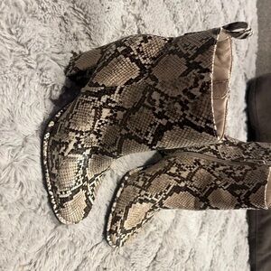 Chic Snakeskin Pattern Heeled Boots